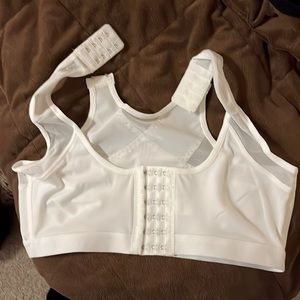 Bra: Front opening, opening straps.